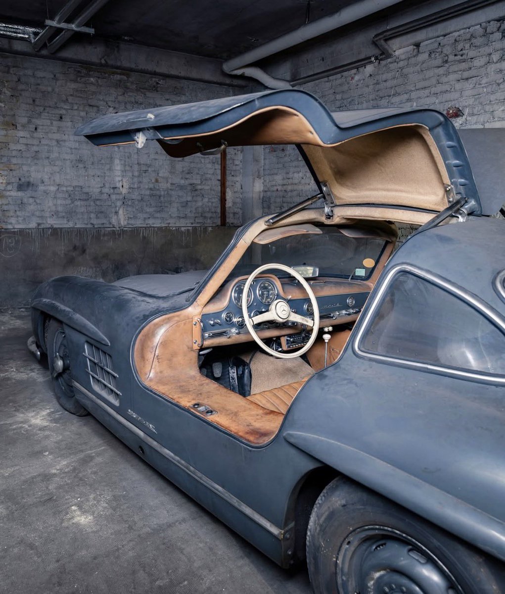nicoschenquer's tweet image. Miren esta linda historia: en Paris “apareció” una 300 SL Gullwing que estuvo guardada los últimos 40 años. La pidieron con todos los opcionales de la época. Tiene 30k km reales y su pintura original… pero lo más loco? Su primer dueño y su dueño actual viven EN EL MISMO