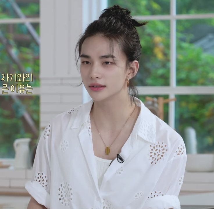 kittysnakehyune's tweet image. When Hyunjin had to take on the role of mother and he just pulled up in his natural state and gave off peak mother