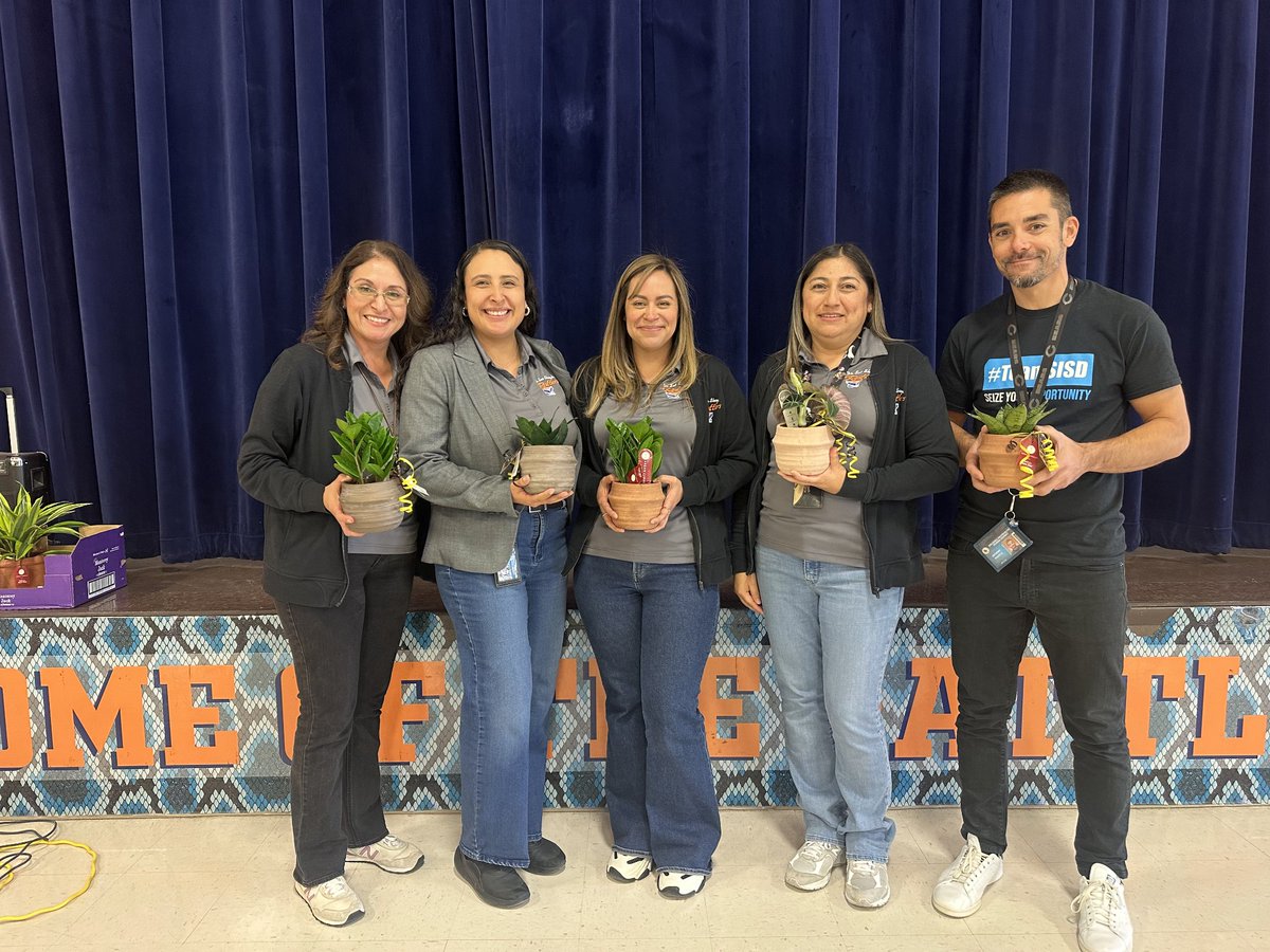 Principal Chavira, Dr. Sue A. Shook Elem. tweet media