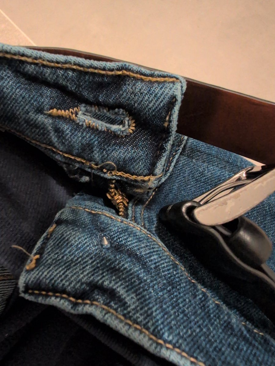 HeyItsCBJ's tweet image. Also I seem to have either bad luck or Kohl's sucks assholes too. 
Another new pair of pants and another simple thing just not there. First it was sweatpants with the pocket not stitched. Now I go to button my pants and well ... So much for that...