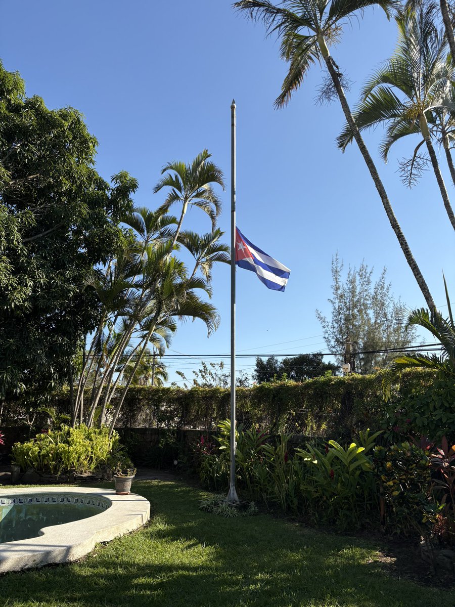 MSVCUBA26's tweet image. Personal de la @embacubasalva y movimientos sociales @RedsommSV, @MSVCUBA26 y @Bloque_RP, rinden homenaje a 32 héroes cubanos, que ofrendaron sus vidas en el cumplimiento de su deber, en la agresión militar imperialista contra Venezuela