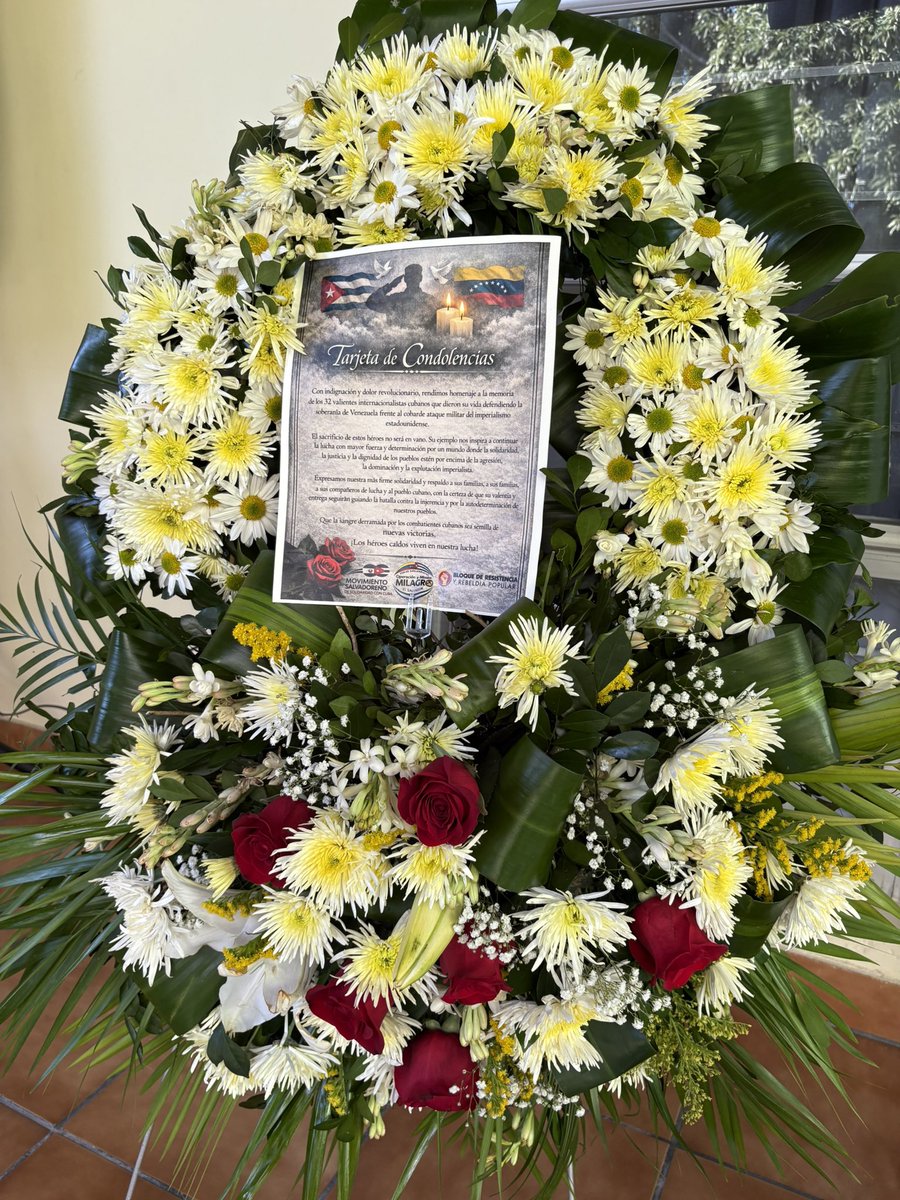 MSVCUBA26's tweet image. Personal de la @embacubasalva y movimientos sociales @RedsommSV, @MSVCUBA26 y @Bloque_RP, rinden homenaje a 32 héroes cubanos, que ofrendaron sus vidas en el cumplimiento de su deber, en la agresión militar imperialista contra Venezuela