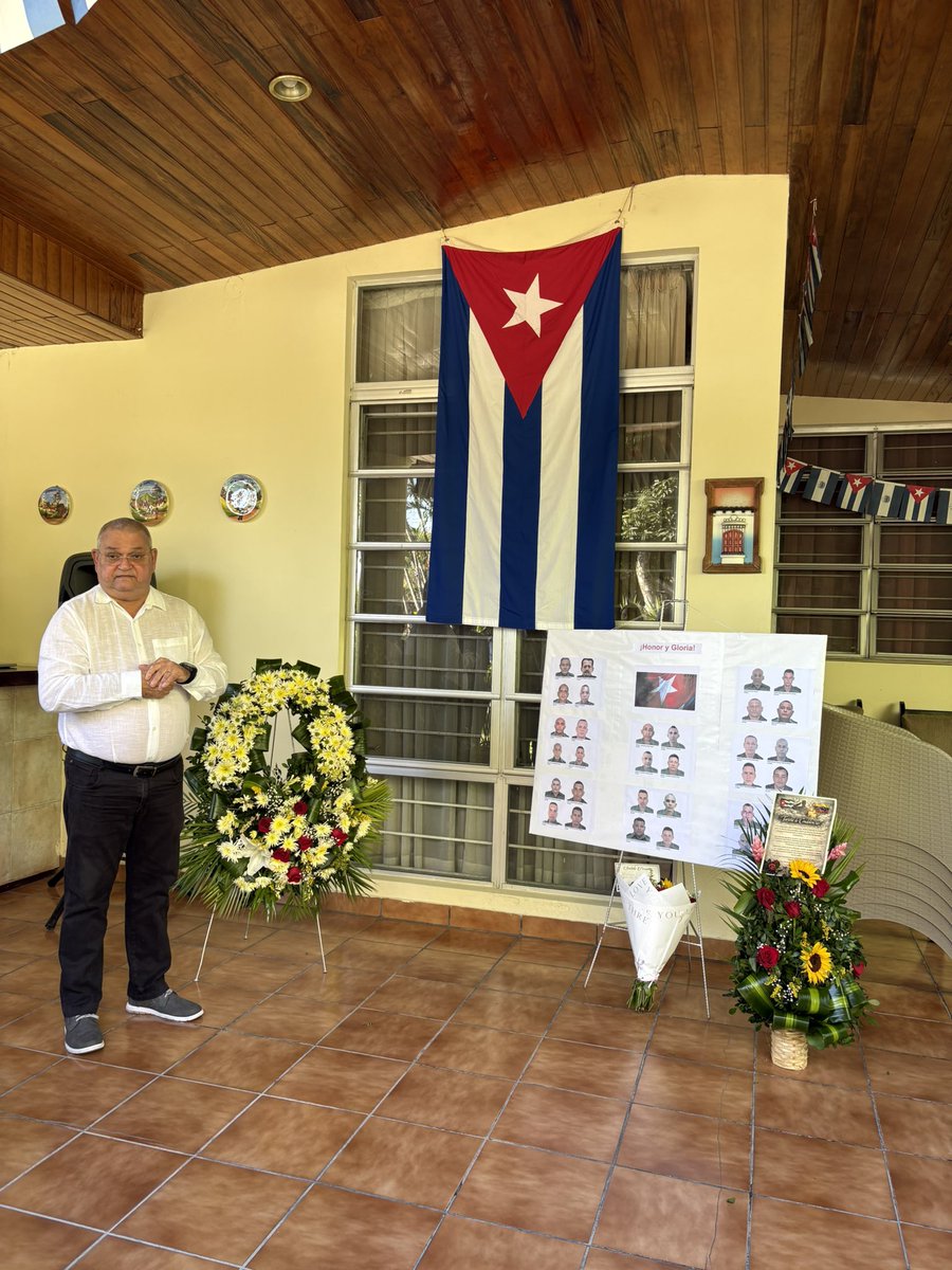 MSVCUBA26's tweet image. Personal de la @embacubasalva y movimientos sociales @RedsommSV, @MSVCUBA26 y @Bloque_RP, rinden homenaje a 32 héroes cubanos, que ofrendaron sus vidas en el cumplimiento de su deber, en la agresión militar imperialista contra Venezuela