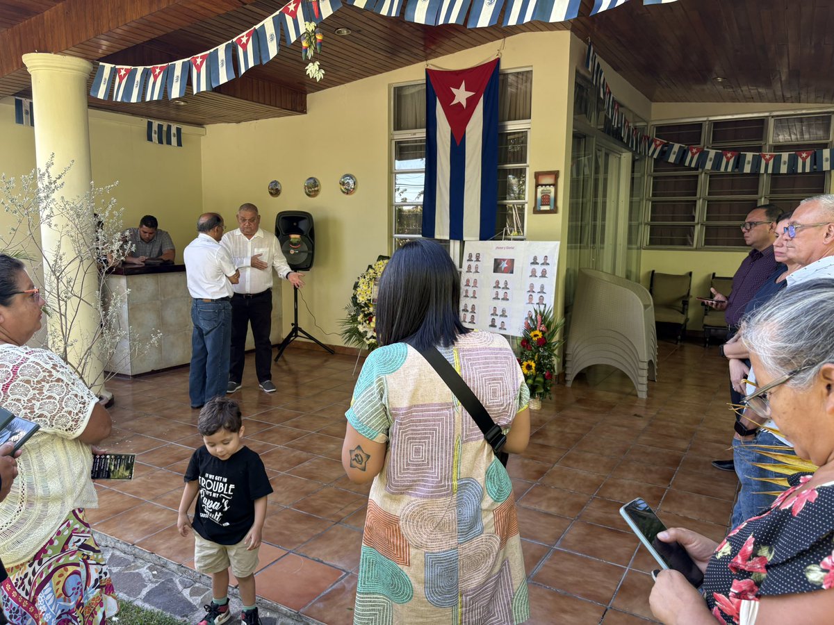 MSVCUBA26's tweet image. Personal de la @embacubasalva y movimientos sociales @RedsommSV, @MSVCUBA26 y @Bloque_RP, rinden homenaje a 32 héroes cubanos, que ofrendaron sus vidas en el cumplimiento de su deber, en la agresión militar imperialista contra Venezuela