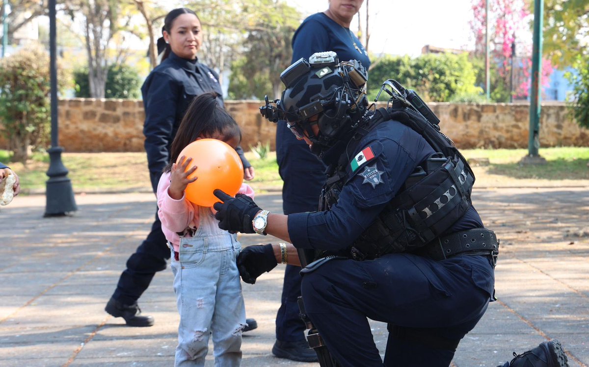 SSeguridad_Mich's tweet photo. 🤴🏻🤴🏼🤴🏿Se fortalecieron las acciones de proximidad social al acompañar a los Reyes Magos en la entrega de juguetes a niñas y niños de zonas vulnerables en distintos municipios del estado. https://t.co/X9i3ECnIpP