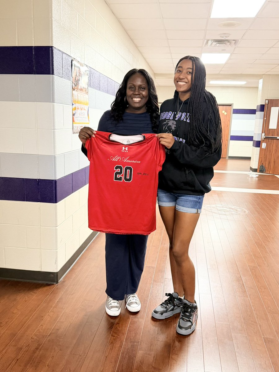 RPHS_Volleyball's tweet image. Look who stopped by 🐾💜 
@JaydenR2026 
Grateful for the reminder that dreams are possible. Thank you for sharing your journey with Panther Nation. So proud of you and excited to watch you shine at the next level.
#foreverapanther #allamerican