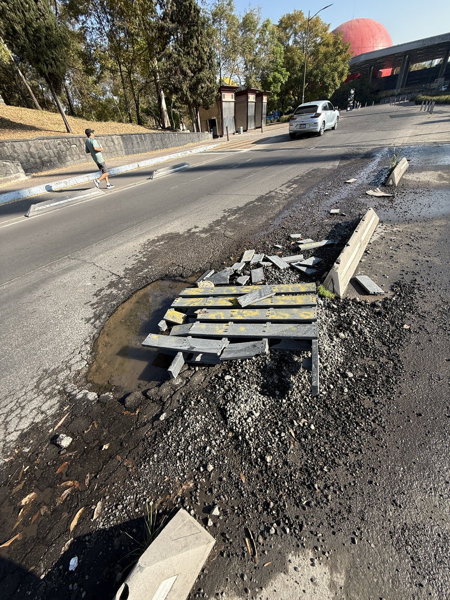 chowderpie's tweet image. Este bache lleva meses en @ChapultepecCDMX Segunda sección, frente al @Papalote_Museo. Es un peligro para corredores, ciclistas y automovilistas @mauriciotabe @ClaraBrugadaM @C5_CDMX @AlcaldiaMHmx @SEDEMA_CDMX