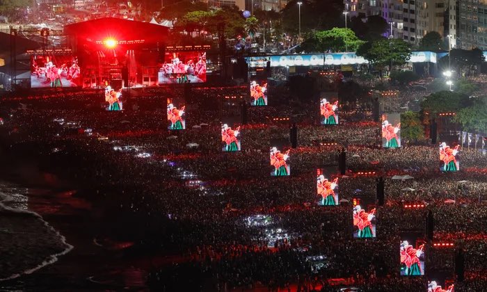 artcobat's tweet photo. O pessoal acha que o @todomundonorio é uma competição de quem coloca mais gente em Copacabana. Os números vão ser altos de qualquer forma. É um show gratuito na praia, NO BRASIL.

O brasileiro tem a capacidade de deixar tudo mágico e esse evento não pode nunca ser sobre a projeção de um artista gringo, mas sim sobre o nosso protagonismo. 

Independente do nome que confirmar, se você gosta ou não do artista, vão ter fãs lá na porta do Copacabana Palace cantando as músicas, fantasiado, chegando cedo pra pegar grade, dando entrevista pra Globo. 

Claro que a gente torce pelas divas pop, porque acaba ajudando indiretamente nossa militância LGBTQIAPN+ a ter espaço na grande mídia. Mas continua sendo sobre o BRASILEIRO e não sobre um gringo!