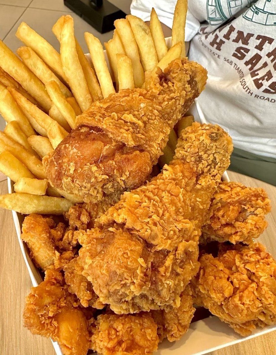 chefsevenn's tweet image. Ketchup isn’t available…  What are you putting on this? 🤔