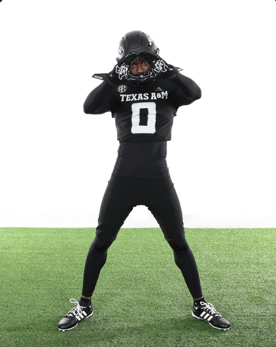 TorresKannon's tweet image. Auburn transfer WR Malcolm Simmons showcasing his visit with a picture sporting the Aggie gear 👍

@MalcolmSimmons0