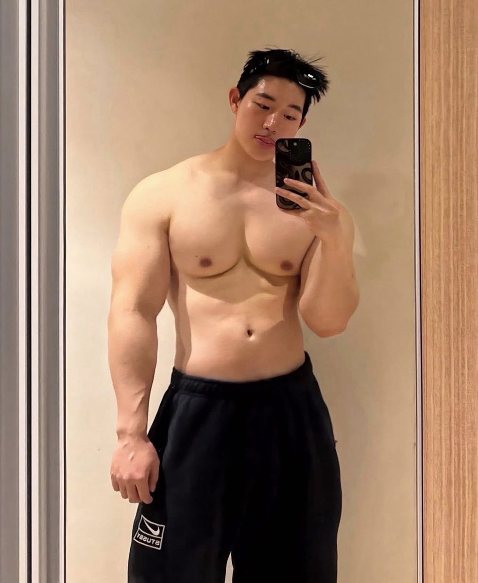vensam26's tweet photo. Wanna bite his chest https://t.co/efh9HX8VNa