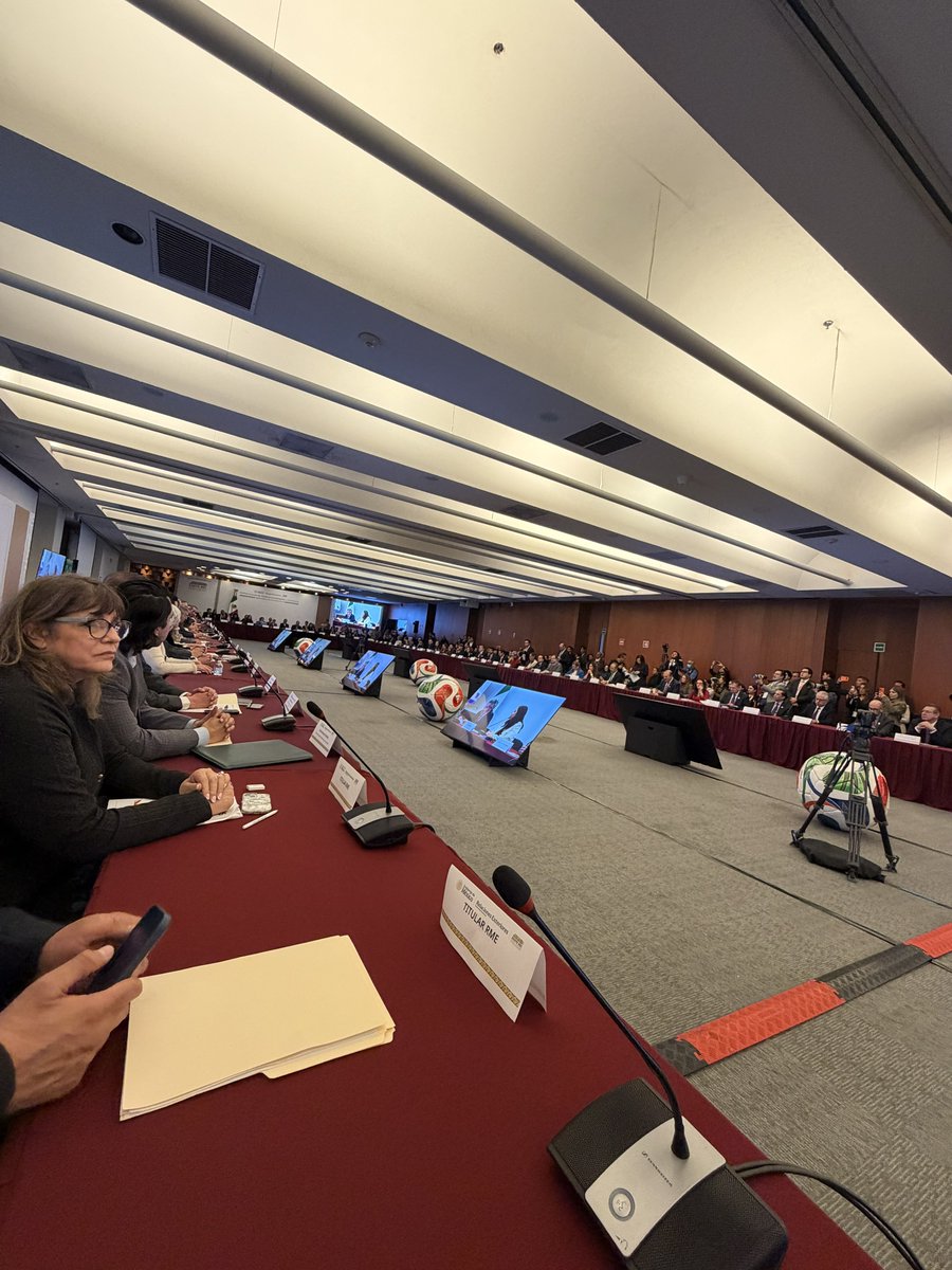 El Canciller De la Fuente recibe a la jefa de gobierno de la CDMX <a href="/ClaraBrugadaM/">Clara Brugada Molina</a> y @gabycuevas para hablar de diplomacia deportiva y el Mundial de Futbol 2026 en la #REC2026