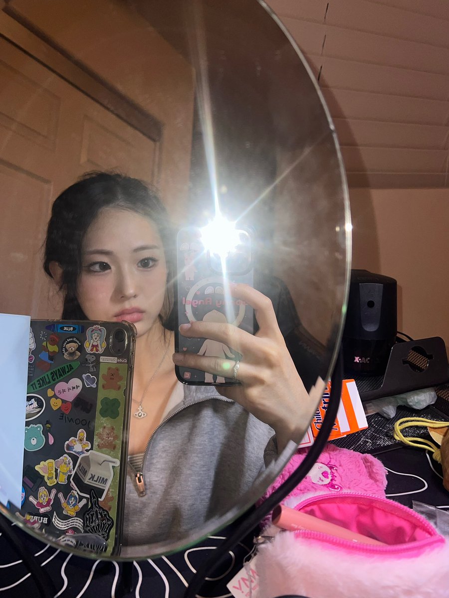 chillinbbl's tweet photo. 260105 📸💬

🧸 i really like this mirror. i want to take it with me when i go back to korea https://t.co/rDDgIoZ5ik