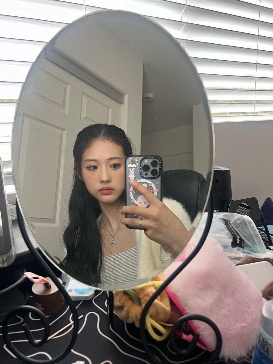 chillinbbl's tweet photo. 260105 📸💬

🧸 i really like this mirror. i want to take it with me when i go back to korea https://t.co/rDDgIoZ5ik