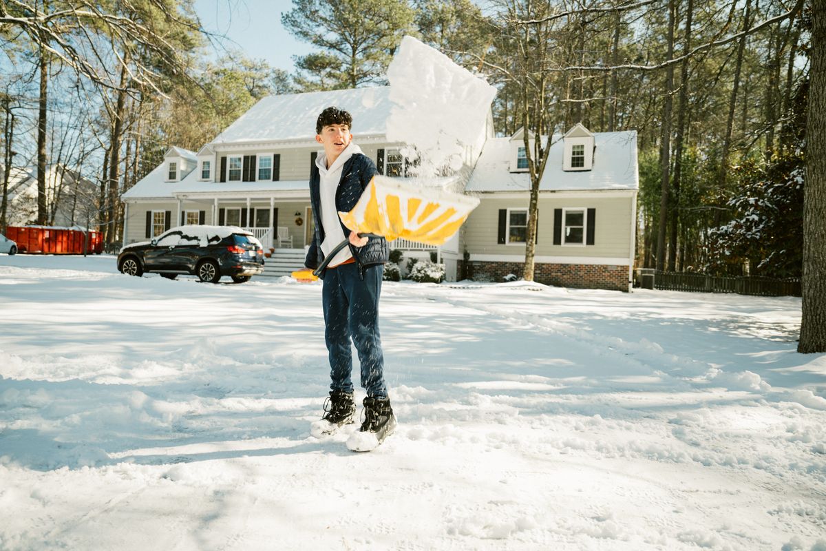 MiamiHerald's tweet image. Get everything you need to remove snow from your driveway, sidewalk and car. Snag snowblowers, shovels, salt and brushes for under $150. bargainhunter.com/snow-removal-u…