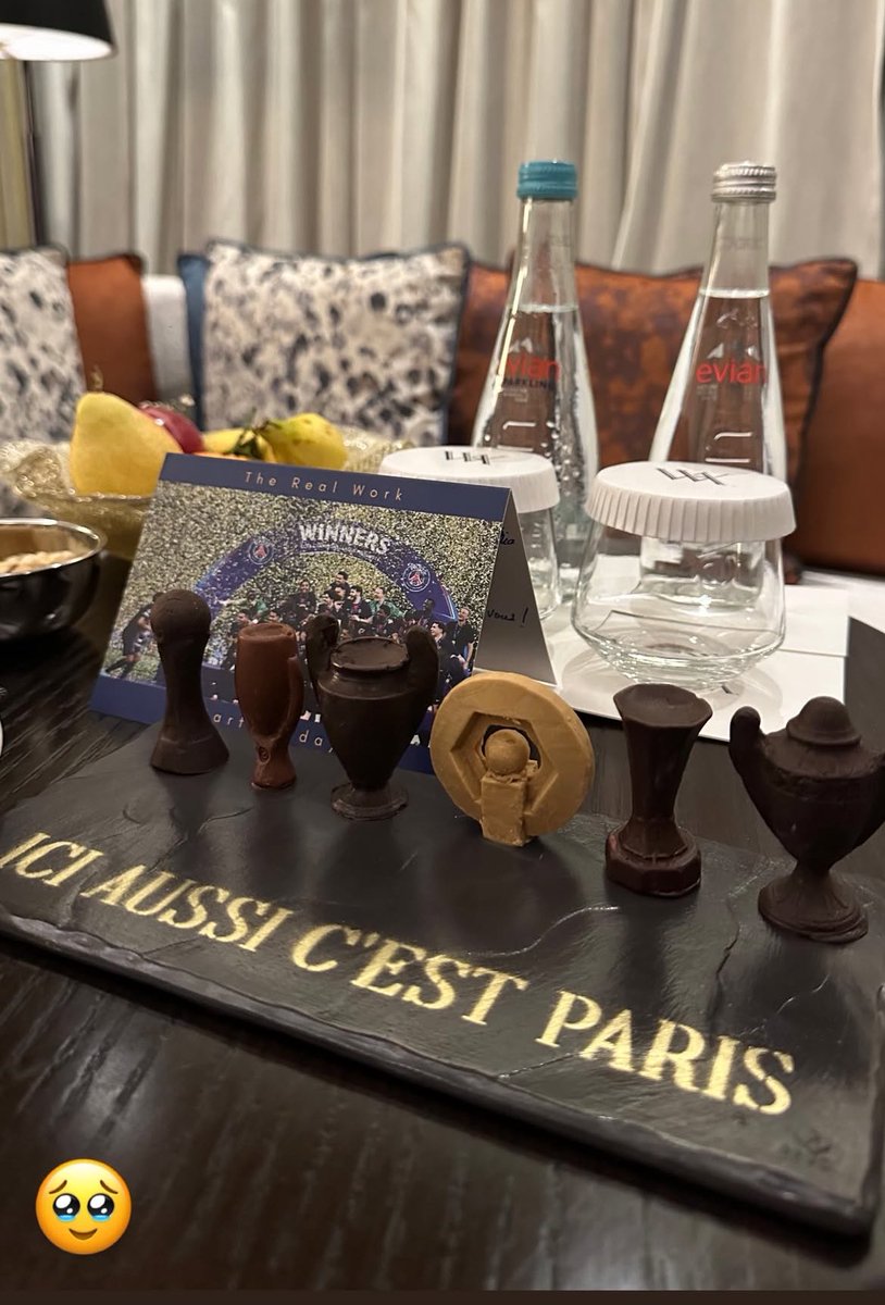 MegaPSG_'s tweet image. 🔴🔵 Nos parisiens ont eu des petits chocolats 🍫 en arrivant à l’hôtel 🥹🇰🇼

(@/cha_namura sur instagram🙏)