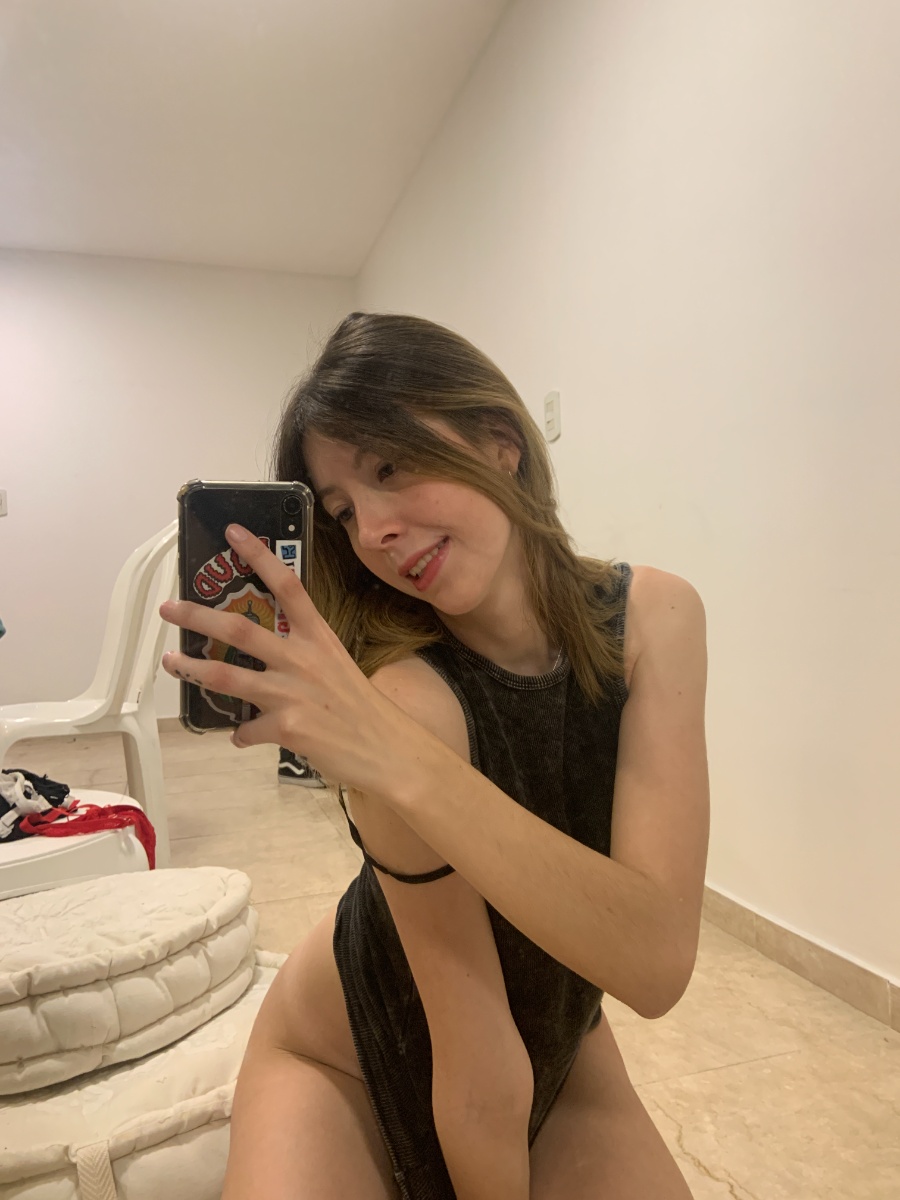 Jennane_e_'s tweet image. hi from the floor 😋