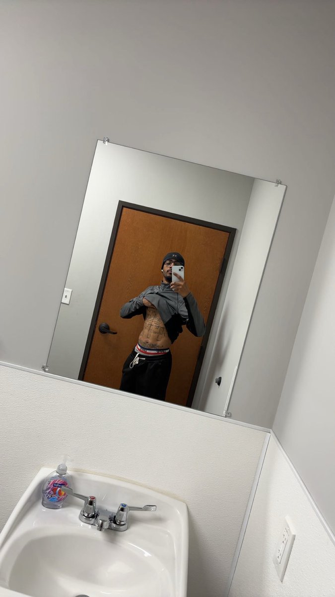 snapchat.com/t/s9mhqlMd follow my new snap