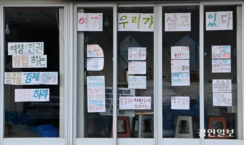 어떻게 돈으로 환산하는 재화로 취급돼 왔는지를 보여주는 궤적이기도 합니다. 한때는 미군 달러를 벌어들이는 ‘경제적 숫자’로 환대받았던 이들이 이제는 도시 개발을 가로막는 ‘미관적 감점 요소’로 다시 분류되고 있습니다. 불법과 낙인. 문제는 여기서 시작됩니다. ‘성매매는 불법이니 집결지를