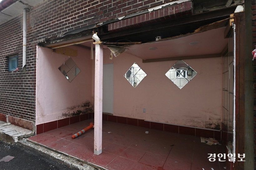 없애야 한다’는 정책 명분과 ‘부적절한 대상이니 아이들의 시야에서 지워야 한다’는 사회 인식에는 한 가지 간과된 점이 있습니다. 이 공간에서 밥을 먹고 잠을 자며 일을 해 온 사람들이 여전히 살고 있다는 것입니다. 용주골은 분명 불법 행위가 벌어지는 장소이지만 동시에 수십 년간 사람이 머물며