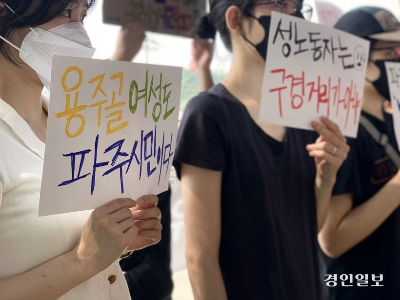 삶을 꾸려온 주거이자 생활의 터전이기도 합니다. 그렇기에 성매매 집결지를 폐쇄하는 일을 행정 절차로만 다루기에는 부족합니다. 전쟁 이후 국가 정책과 맞물려 형성된 역사적 맥락이 있고 오랜 시간 방치되다 개발 논리와 겹치며 밀려나는 젠트리피케이션의 문제도 얽혀 있습니다.