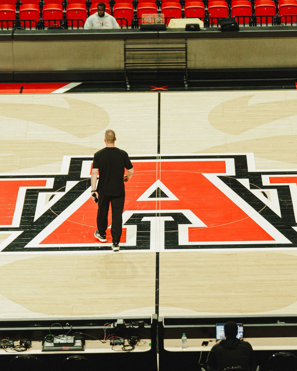 TroyTrojansMBB's tweet image. 📍Jonesboro, AR

#TakeTheStairs |#OneTROY ⚔️🏀