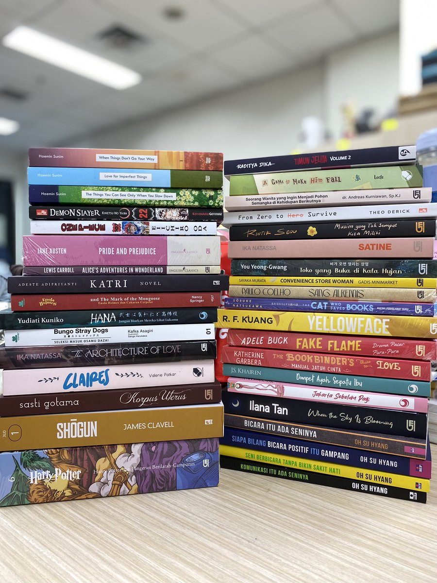 gramedia's tweet image. "Min, benefit kerja di Gramedia apa sih?"    

Izinnnn nih izin. Bisa dapet buku gratis dan bebas baca buku yang ada 🙏🏻

Spill loker gak nihh? 😋