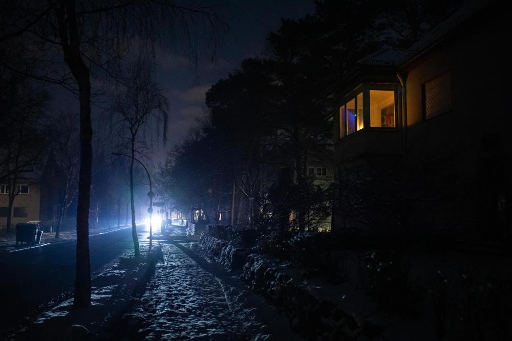 beanandpea59755's tweet photo. Large swathes of southwestern Berlin, Germany’s capital, have been without power since a fire on Jan 3, and the outage has now entered its fourth day.
#BerlinPowerOutage #GermanyNews #FireImpact
德国首都柏林西南部大片地区1月3日因火灾发生停电,目前停电已进入第四天。 https://t.co/XmyCTjbihB