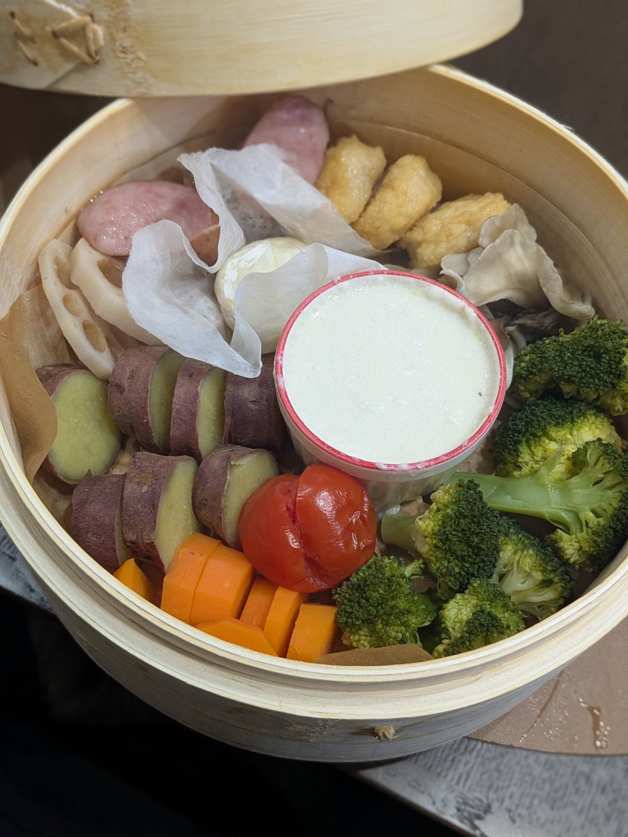 pasomasooo's tweet image. 蒸籠ご飯始めました🫶
18センチの蒸籠で娘野菜沢山あったのにチーズフォンデュ作ったらペロリと完食😋
チーズフォンデュにハマったらしくまた食べたいと喜んでくれた😍
朝は肉まんを蒸籠で蒸したら娘と旦那が喜んで食べて私のはひとつになった笑
蒸籠も肉まんも無印のもの
また肉まん買いに行こう🚗³