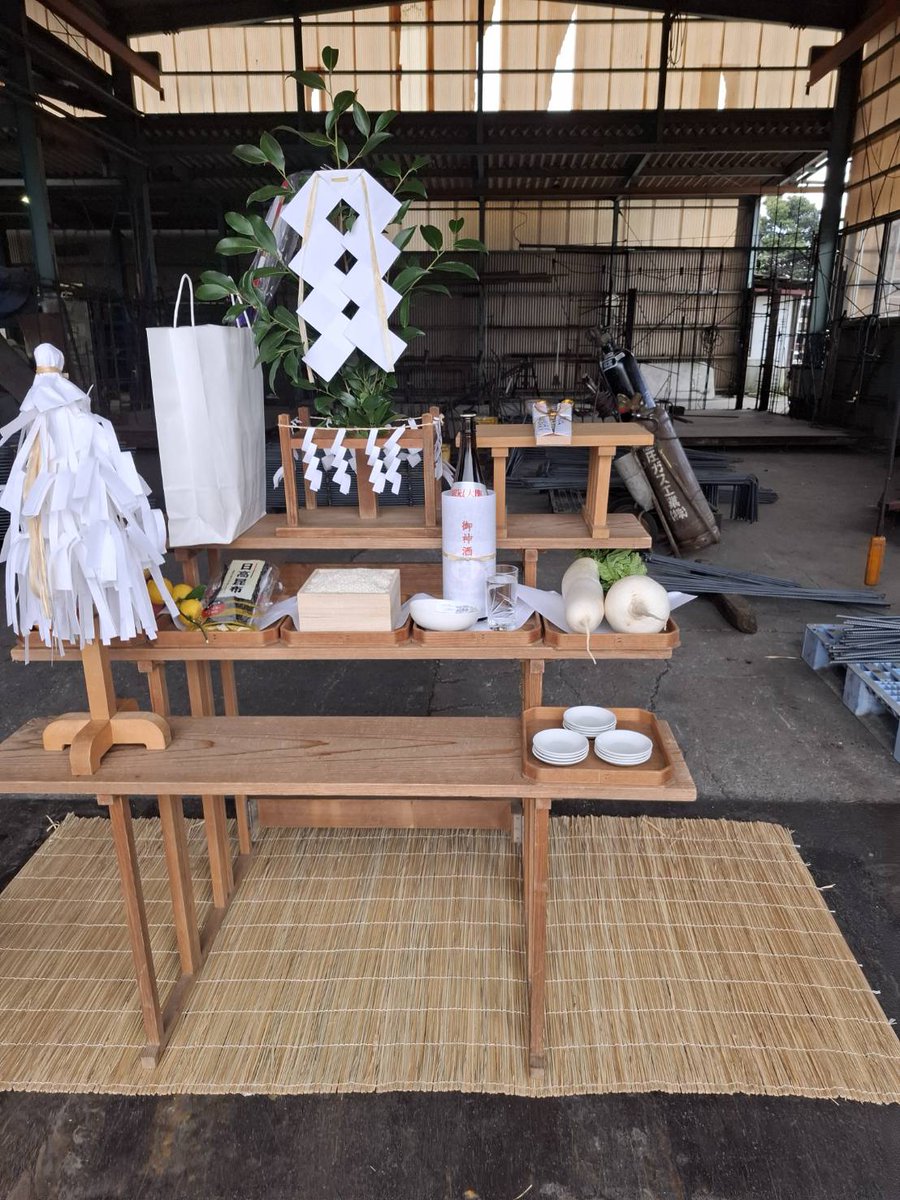 build_20190301's tweet photo. ２０２６年１月活動報告　毎年の行事...地元の宮司さんに会社のご祈祷して頂きました。この思いを忘れずに日々精進し、謙虚に本年も続けて行こうと思います。宮司さん、従業員さん、家族いつもありがとうございます。感謝 #SDGs #ゴミを拾おう #ごみひろい #ごみ拾い #丁寧 https://t.co/XG4TgENr7y