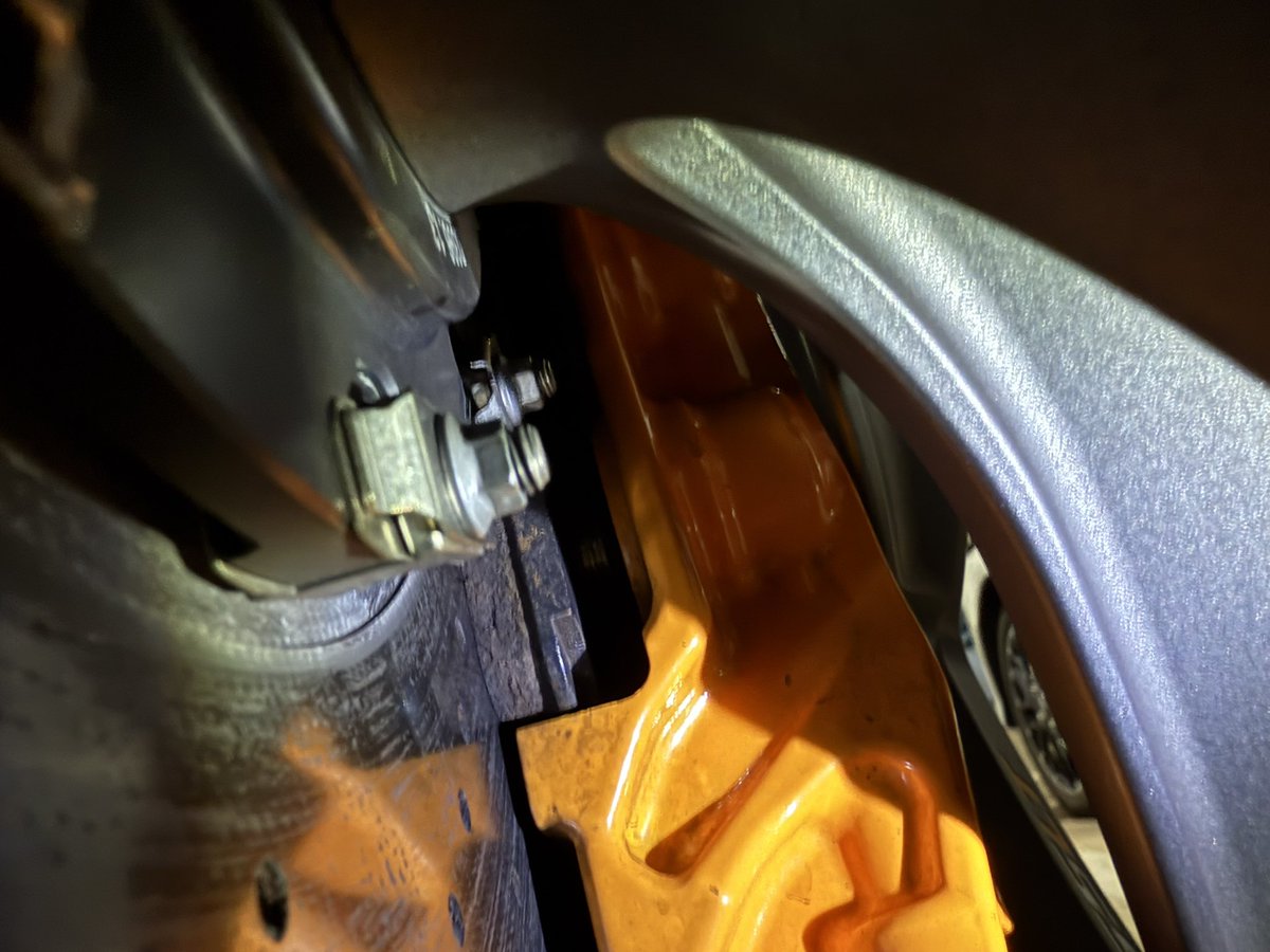 oki765LT's tweet image. ブレーキパッド交換時期がきた
発注したが時間がかかるらしい
金額は80数万
ローター傷つけたら500万コースになるので急がねば！前回はローターまでやって500万だったから流石に2回で1000万は避けねば😅