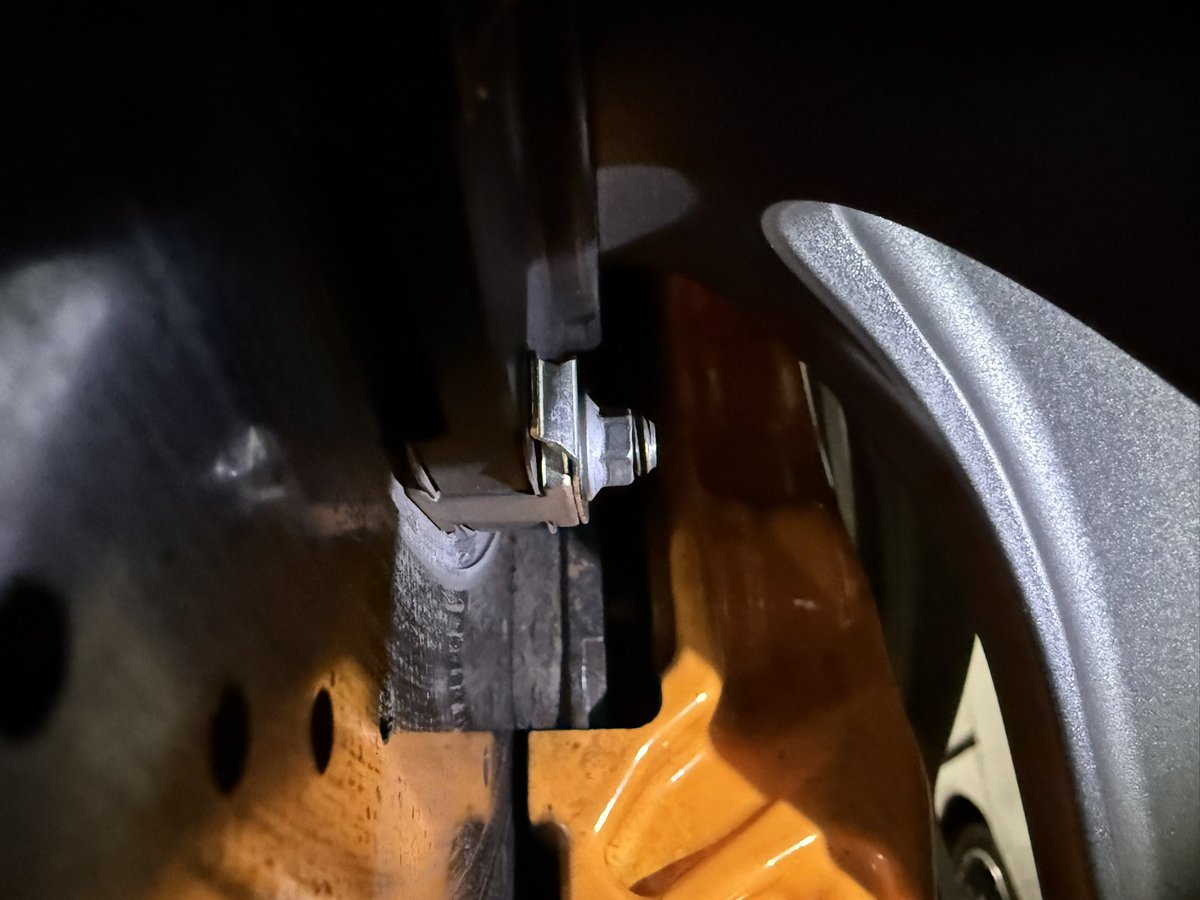 oki765LT's tweet image. ブレーキパッド交換時期がきた
発注したが時間がかかるらしい
金額は80数万
ローター傷つけたら500万コースになるので急がねば！前回はローターまでやって500万だったから流石に2回で1000万は避けねば😅