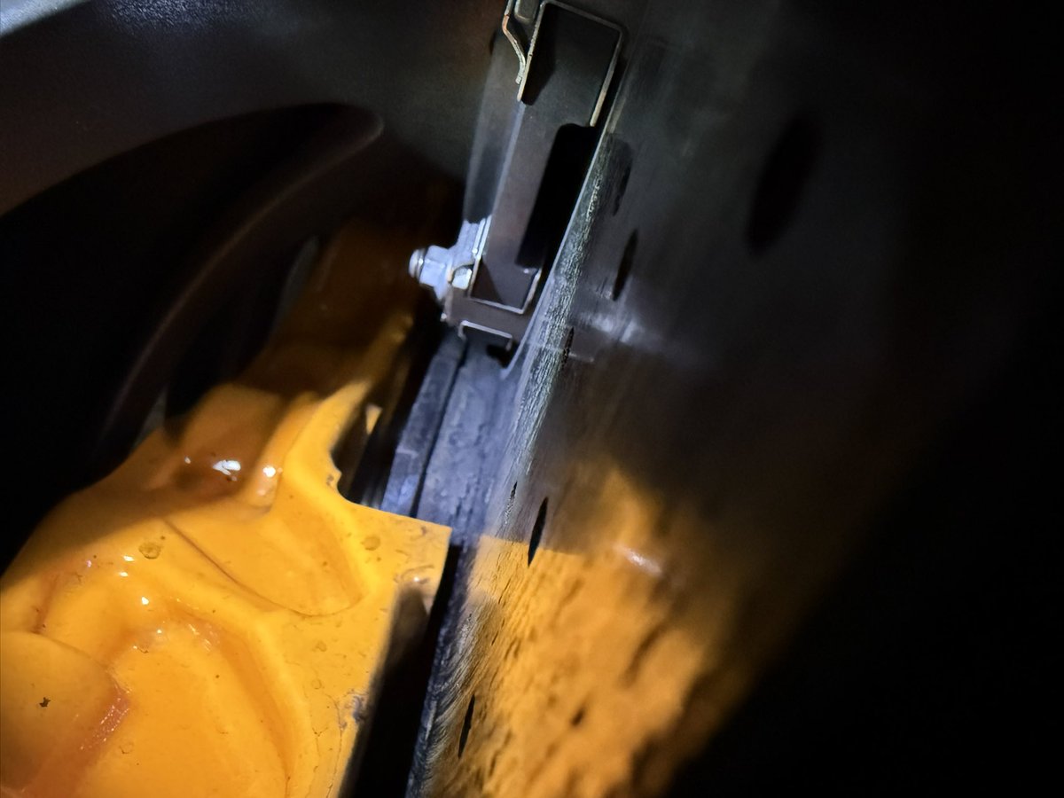 oki765LT's tweet image. ブレーキパッド交換時期がきた
発注したが時間がかかるらしい
金額は80数万
ローター傷つけたら500万コースになるので急がねば！前回はローターまでやって500万だったから流石に2回で1000万は避けねば😅