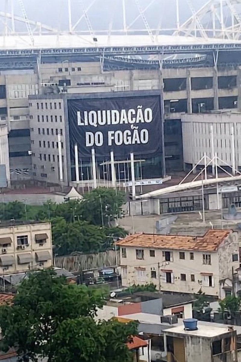 memesbotafogoo's tweet image. Acabei de receber essa foto de um amigo que mora perto do Niltão. Parece que hoje no final da tarde mudaram a placa na entrada do estádio…
