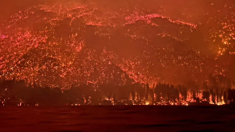 ansentipensante's tweet photo. Veo las fotos del incendio que hay en Puerto Patriada y no puedo evitar llorar. Veo esto y no puedo sentir otra cosa más que tristeza. Ojalá pronto llegue la lluvia para que ayude y todo termine
#PuertoPatriada #IncendiosForestales #IncendioForestal  #Chubut https://t.co/RhM0FBcWV7