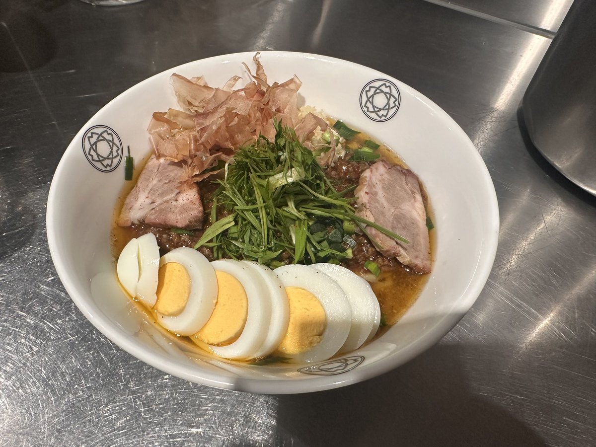 本日はこちらのラーメンのみで営業します。

無化調でガッツリのラーメン作りました！

あんかけで暖まる一杯です。