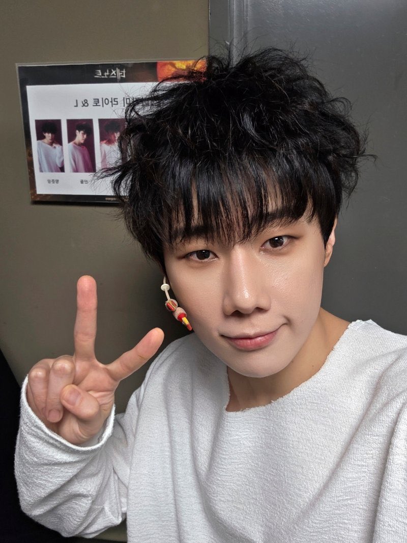 연하가 형 머리 부스스뽀글하다고 
형은 바닥에 앉히고 본인은 소파에 앉아서 얼굴 머리에 부비적거릴 것만 같음