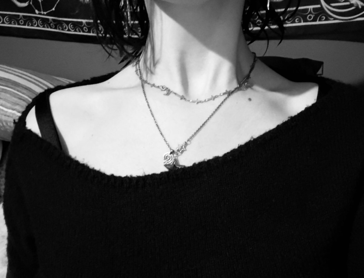 when my house burns down but its okay bc my collarbones are showing again🖤