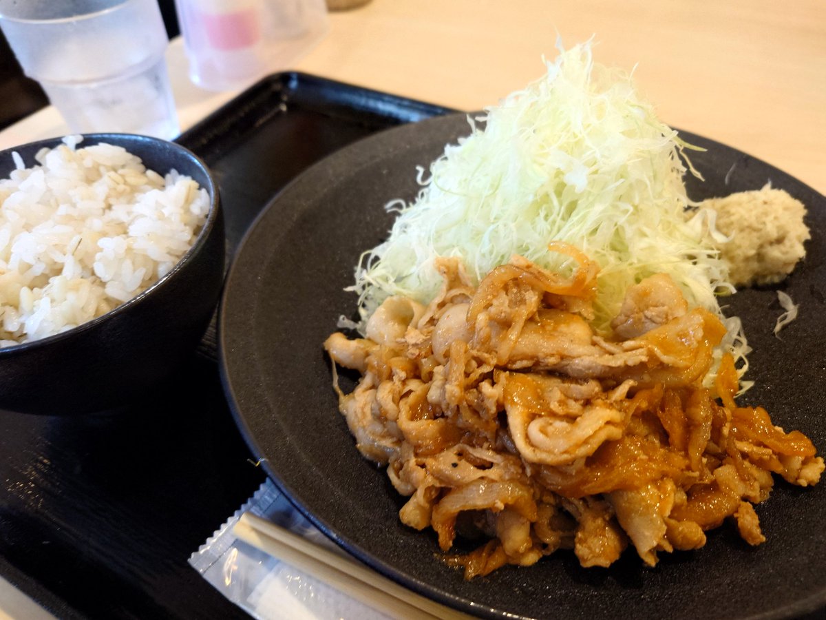 hwr00mk2's tweet photo. 今日は生姜焼き。追い生姜（無料）も注文。
生姜焼き定食専門店 元気が出る食堂

生姜焼き、超うんまい。(*´ω｀*)
汁物別料金っての珍しい。
別に要らんって人居るもんね。

#西池袋 #ランチ #生姜焼き https://t.co/I0n3fKKwxG