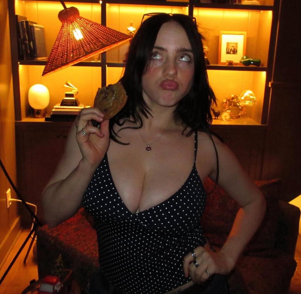 billiesource's tweet image. Billie serving looks