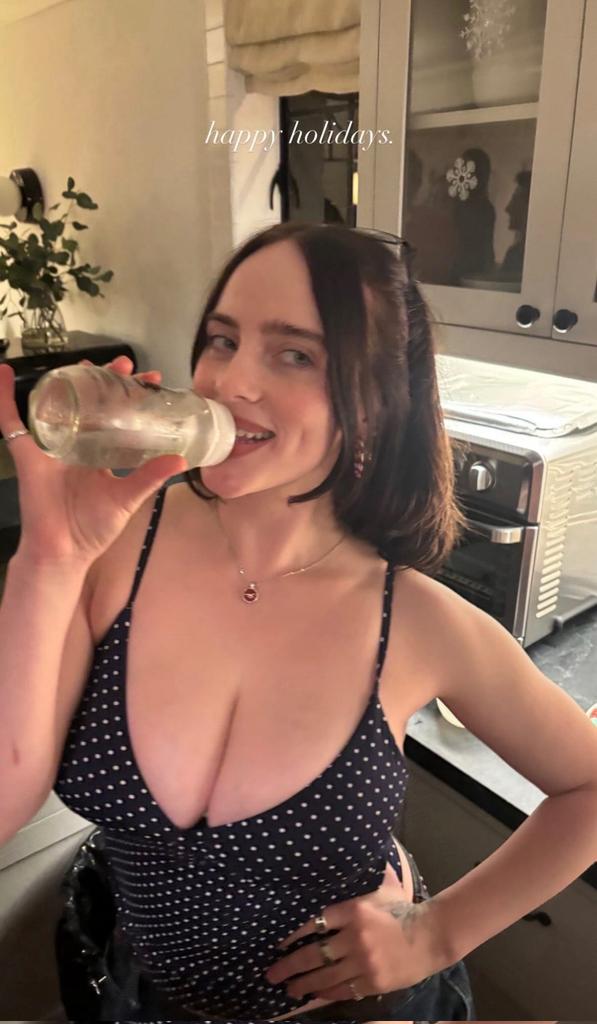 billiesource's tweet image. Billie serving looks