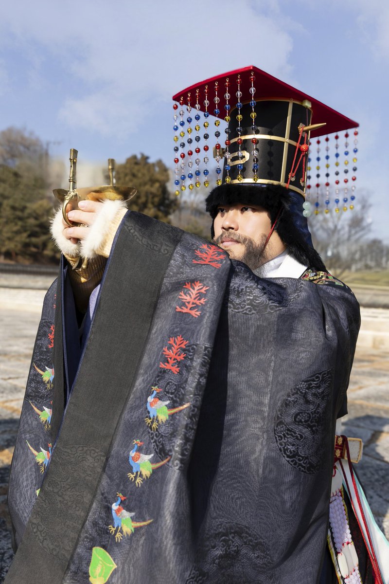 Oreaeui2's tweet image. 【사직단을 아시나요?】

 사극에서 신하들이 흔히 내뱉는 대사 중 하나가 '종묘사직'이 언급되는 부분입니다. 요즘 사극에서는 흔히 보기 힘든 대사이긴 하지만 필자가 보던 옛날 사극에서는 자주 듣던 대사이기도 하지요.

 앞서 언급한 '종묘사직'은 하나의 단어가 아니라 종묘와 사직단을…