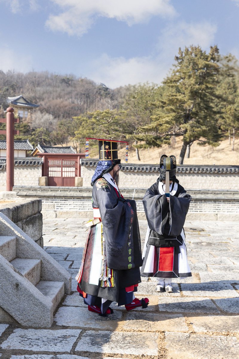 Oreaeui2's tweet image. 【사직단을 아시나요?】

 사극에서 신하들이 흔히 내뱉는 대사 중 하나가 '종묘사직'이 언급되는 부분입니다. 요즘 사극에서는 흔히 보기 힘든 대사이긴 하지만 필자가 보던 옛날 사극에서는 자주 듣던 대사이기도 하지요.

 앞서 언급한 '종묘사직'은 하나의 단어가 아니라 종묘와 사직단을…