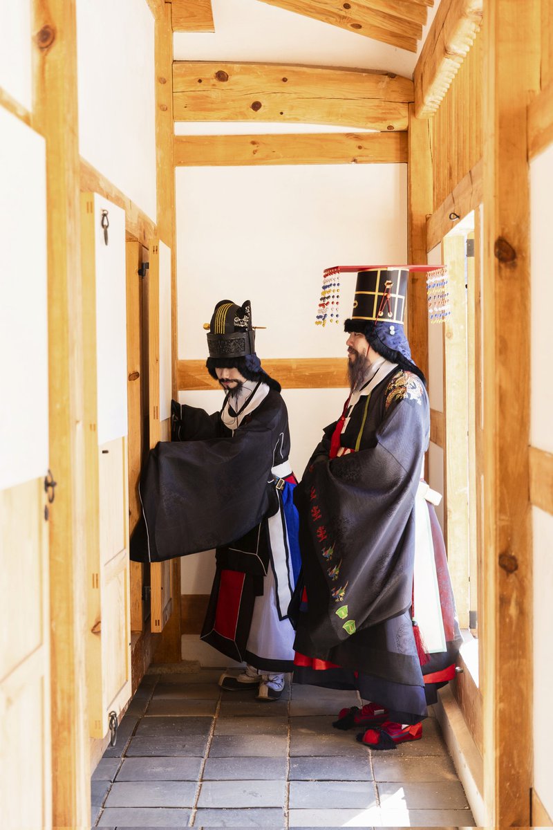 Oreaeui2's tweet image. 【사직단을 아시나요?】

 사극에서 신하들이 흔히 내뱉는 대사 중 하나가 '종묘사직'이 언급되는 부분입니다. 요즘 사극에서는 흔히 보기 힘든 대사이긴 하지만 필자가 보던 옛날 사극에서는 자주 듣던 대사이기도 하지요.

 앞서 언급한 '종묘사직'은 하나의 단어가 아니라 종묘와 사직단을…