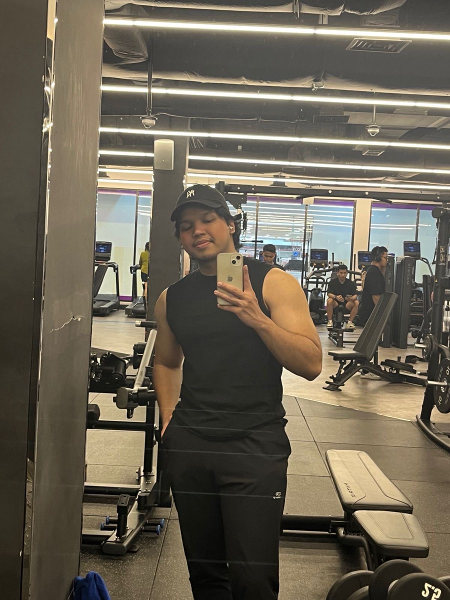 Lukas_pdf's tweet photo. 2025 gym selfie wrapped https://t.co/HtnK3GRzwJ