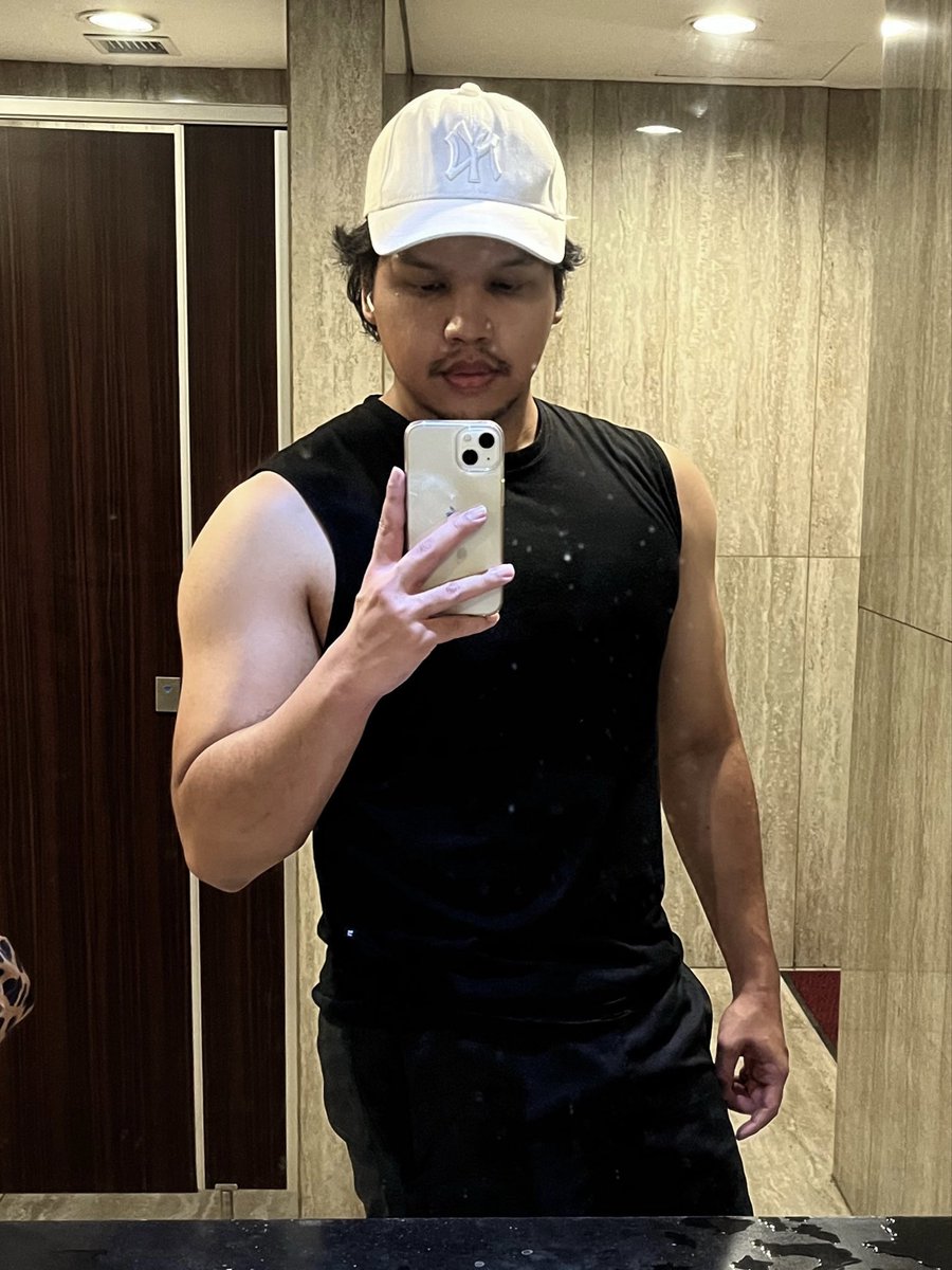 Lukas_pdf's tweet photo. 2025 gym selfie wrapped https://t.co/HtnK3GRzwJ