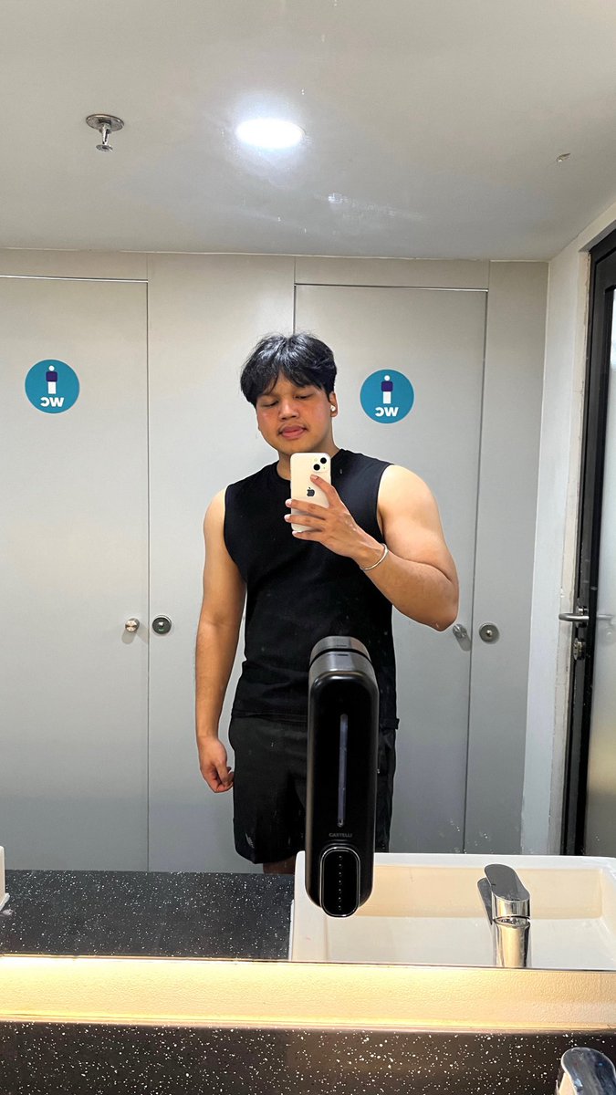 Lukas_pdf's tweet photo. 2025 gym selfie wrapped https://t.co/HtnK3GRzwJ