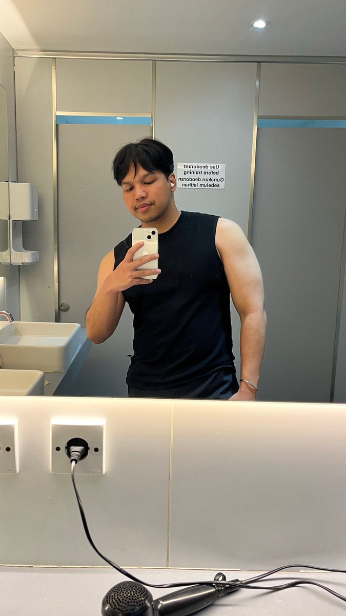 Lukas_pdf's tweet photo. 2025 gym selfie wrapped https://t.co/HtnK3GRzwJ