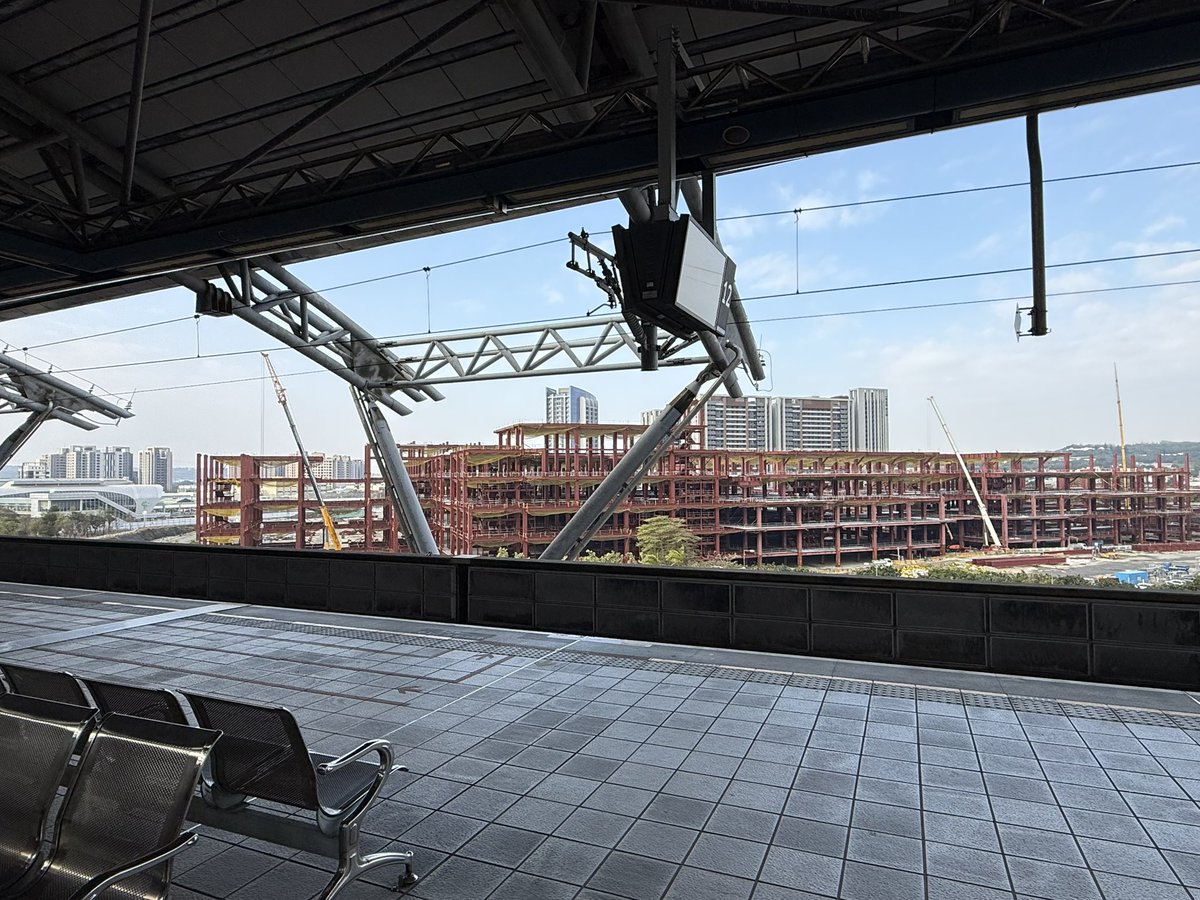 PowerOp's tweet image. 第一大天地 D-ONE 是位於台中高鐵特區的一個大型複合式開發案，由第一大國際開發公司興建，目標是打造全台最大國際級百貨購物中心，結合購物、餐飲、娛樂、五星級酒店、金融、會展等設施，由日本建築師隈研吾設計特色景觀（如「月亮灣」空橋），預計於2026年底或2028年中完工營運，成為中部嶄新地標。