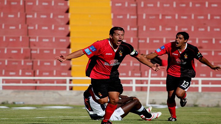 Melgar estuvo en crisis casi 2  décadas.
Estuvimos peleando la media tabla para abajo y en el año que teníamos todo para descender lo salvamos en cancha porque eso hacen los equipos grandes.
Crisis institucional si tuvimos con una deuda enorme y aún así no fuimos a jugar liga 2.